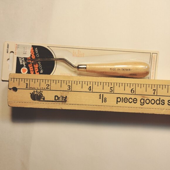 Red Heart Bent Hook Rug Hook Coats Clark Wooden Handle Hand Hooked Rugs 6697 - Picture 2 of 6